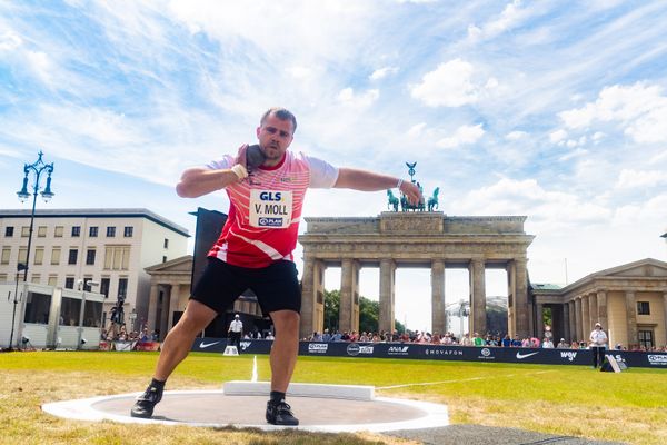Valentin Moll (LC Rehlingen) beim Kugelstossen waehrend der deutschen Leichtathletik-Meisterschaften auf dem Pariser Platz am 24.06.2022 in Berlin